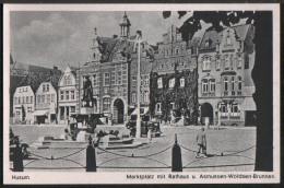 AK Husum, Marktplatz, Rathaus, Asmussen-Woldsen-Brunnen, Ung (Menschen,Auto) - Husum
