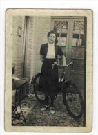 PHOTO ORIGINALE Non Dentelée Année 1938 : " Nelly Et Son Vieux Vélo " - A Localiser Et à Identifier - Radsport