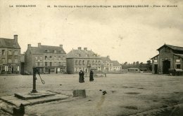 50-ST-PIERRE L'EGLISE...PLACE DU MARCHE....CPA ANIMEE - Saint Pierre Eglise