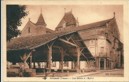 86   VIVONNE - Les  Halles Et L,église  En 1945 ( Voir Verso ) - Vivonne