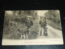 LE QUESNOY - A LA FRONTIERE - LE DEPART POUR L'EMBUSCADE - DOUANIERS AVEC CHIENS - 59 NORD (E) - Le Quesnoy