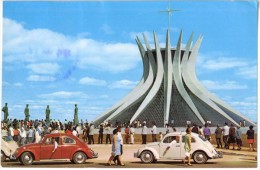 Brésil Brasilia Cathédrale   Voitures Coccinelles WW état Moyen - Brasilia
