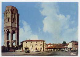 CHARROUX - La Place Saint Pierre - La Tour Octogonale Dite De Charlemagne Et Les Anciennes Halles(voitures),cpsm 10 X 15 - Charroux