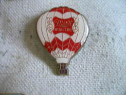 Pin's Montgolfiere De Couleur Rouge Et Blanche - Fesselballons