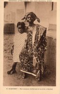 CARTE  POSTALE ANCIENNE. DAHOMEY. BENIN.  OUIDAH. MAMAN CHRETIENNE ET SA FILLE. - Benin