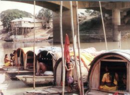 (158) Bangladesh - River Boat Housing - Bangladesh