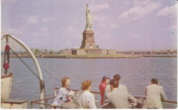 New York NY New York, Statue Of Liberty Island People On Boat, C1940s/50s Vintage Postcard - Statue Of Liberty