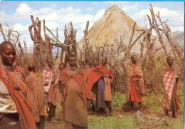 Kenya. Maasai  Women And The Huts. - Ohne Zuordnung