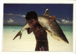 (681) Maldives Islands - Young Boy And Fish - Maldivas