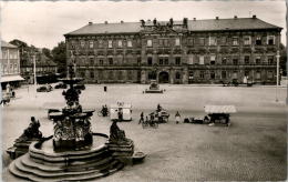 AK Erlangen, Schloß, Gel 1957 (Marktstand, Menschen, Autos) - Erlangen