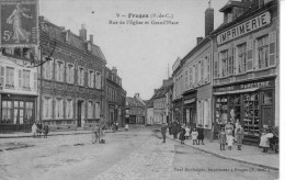 62  FRUGES    PAS DE CALAIS  - RUE  EGLISE  IMPRIMERIE  LIBRAIRIE  BOULANGER  - CPA  N/B  9x14  BE Signée Odile Dewailly - Fruges