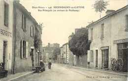 Deux Sevres -ref A381- Secondigny En Gatine - Rue Principale En Arrivant De Parthenay   - Carte Bon Etat  - - Secondigny