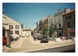 Gencay (86) :  Photo Projet CP GF Les Magasins Du Parking Central En 1995 (animé) RARE. - Gencay