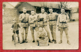 Carte Photo : 18 - Cher - Bourges : 6 Soldats Posant Dans Une Cour - Les Berrichons De La Musique Du 27 - Rue Carnot - Personnages