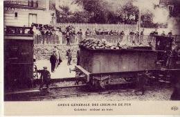 Paris   75     Grève Des Chemins De Fer   Grévistes Arrêtant Un Train - Otros & Sin Clasificación