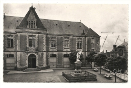Pouzauges (85) : Vue Sur La Mairie Et Le Monument Aux Morts En 1950. - Pouzauges