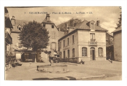 Cp, 15, Vic-sur-Cère, Place De La Mairie, La Poste - Sonstige & Ohne Zuordnung