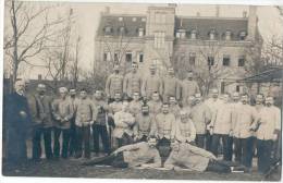 Delcampe - Finsterwalde Nieder Lausitz Gruppenporträt Genossen Lt Text Vor Einzelhaus 3.12.1900 Gelaufen - Finsterwalde