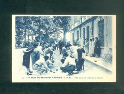 Foyer Des Indirectes à REALVILLE (82) - Une Partie De Boules Sur La Terrasse ( Animée Pétanque ) - Realville