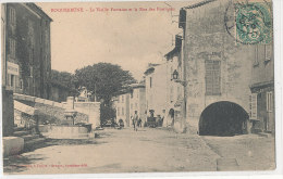 83 //ROQUEBRUNE   La Vieille Fontaine Et La Rue Des Portiques - Roquebrune-sur-Argens