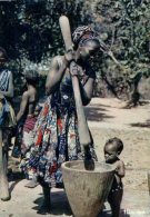 (543) Africa - Women Grinding Mil - Pileuses De Mil (older Card - Written In 1968) - Ohne Zuordnung