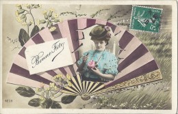 Cp BONNE FETES ( Surréaliste Femme Sortie D´un éventail ) Mode Dentelle Coiffure Rose ADR Boulogne Sur Seine - Humorous Cards