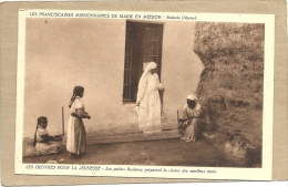 LES FRANCISCAINES MISSIONNAIRES DE MARIE EN MISSION  MEKNES LES PETITES BERBERES PREPARENT LA CHAINE DES MOELLEUX TAPIS - Meknès