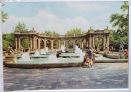 CP BERLIN HAUPTSTADT MARCHENBRUNNEN IM FRIEDRICHSHAIN  Animé Parc Jets Eau +- 1965 - Friedrichshain