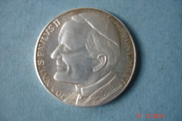 Médaille Argent 11,6 Grs à L'effigie De Jean-Paul II.au Recto Et Michelangelo"la Pieta" Verso.Dia:3 Cms - Non Classificati
