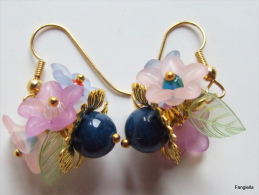 Boucles D'oreilles Multicolore Fleurs Lucite Pierre Sédimentaire Bleue Sur Accessoires Dorés  Tout En Délicatesse, Ces R - Earrings