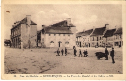 CPA . GUERLESQUIN  - LA PLACE DU MARCHE ET LES HALLES . Trés Animée....Circulé .. BE .. - Guerlesquin