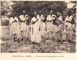 COLONIE Du NIGER Musiciens Accompagnant Un Griot - Niger