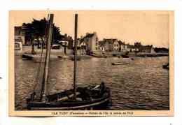 Ile Tudy Vue Sur Les Maisons De La Pointe Et L'entrée Du Port Avec Barque De Peche - Ile Tudy