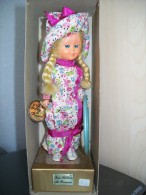 Poupee De Collection Les Retros De France, Sur Coffret Carton, Dans Boite Carton, Yeux Animes, Hauteur  18cm - Dolls