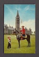 POLICE - ROYAL CANADIAN MOUNTED POLICE - R.C.M.P. - MOUNTIE AT PEACE TOWER OTTAWA WITH BOY IN COWBOY COSTUME - Police - Gendarmerie