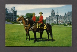 POLICE - ROYAL CANADIAN MOUNTED POLICE - R.C.M.P. - MOUNTIES ON HORSEBACK - PHOTO F.J. HAYWARD - Police - Gendarmerie