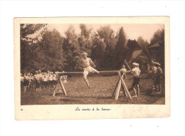 Cpa 74 CHENS - LE SAUT A LA BARRE Garçons Scouts ? COLONIE DE VACANCES - LE CHANTIER OEUVRE SOCIALE - Gimnasia