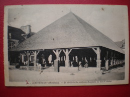 - QUESTEMBERT (Morbihan) LA VIEILLE HALLE ,curieuse Charpente En Bois A Visiter - - Questembert