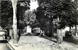 Rhone -ref 570- Vaux En Velin - Rue De La Republique Et Monument Aux Morts Des Deux Guerres   - Carte Bon Etat  - - Vaux-en-Velin