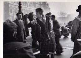 Robert DOISNEAU Kissby The Hotel De Ville Paris 1950 Fotofolio 1983 - Doisneau