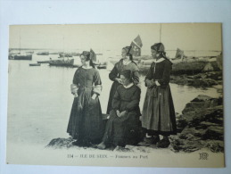 ÎLE  De  SEIN  :  Femmes Au  PORT - Ile De Sein