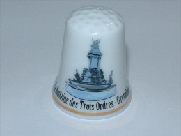 Dé à Coudre En Porcelaine - GRENOBLE - LA FONTAINE DES TROIS ORDRES - E10 - Dés à Coudre