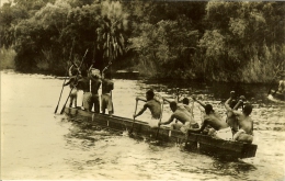 CP De A Native Canoe On The Zambezi River Above The Victoria Falls . - Zambie