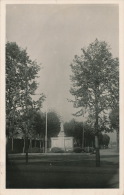 ROSIERES - La Place Du Jeu De Paume Et Le Monument Aux Morts (1947) - Rosieres En Santerre