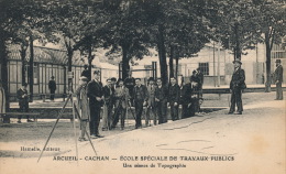 ( CPA 94 )  ARCUEIL-CACHAN  /  École Spéciale De Travaux Publics -  Une Séance De Topographie  - - Arcueil