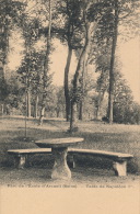 ( CPA 94 )  ARCUEIL  /  École D´ Arcueil  -  Parc De L' École  -  Table De Napoléon 1er  - - Arcueil