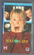 PELICULA En VHS - Original Usada - SOLO EN CASA - Altri & Non Classificati