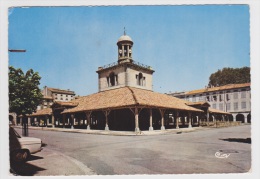 REVEL EN 1971 - LA HALLE - LE BEFFROI - LEGERS PLIS EN BAS A GAUCHE - Revel