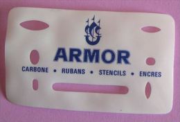 ARMOR CARBONES RUBANS STENCILS ENCRES - SECRETARIAT - FORME PLASTIFIEE - DIMENSIONS : 8,5 Cm X 5,1 Cm - Sonstige & Ohne Zuordnung