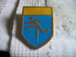 Pin's Des 20 Ans De L'Association Sportive SAINT LEONARD, Sauts En Hauteur, 1972-1992 - Atletismo